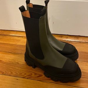 Ganni mid calf Chelsea boot 39 NWT kalamata green
